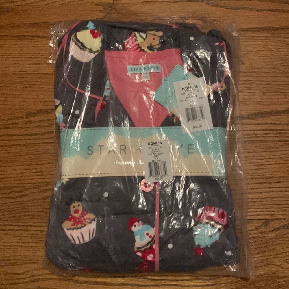 STAR + SKYE - Woman’s 2 Piece Holiday Cupcake Pajamas 🆕 (1X) 🧁🎄